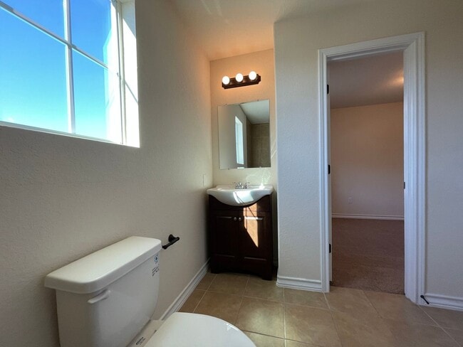 Building Photo - Town home for rent