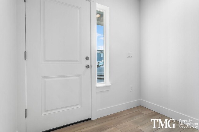 Building Photo - 977 Creer Way