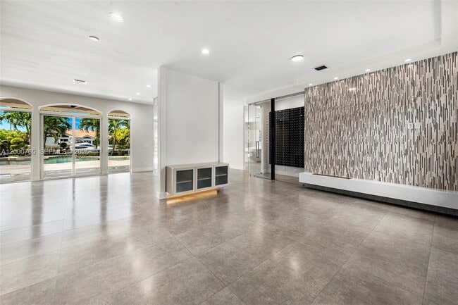 Building Photo - 552 Palm Dr