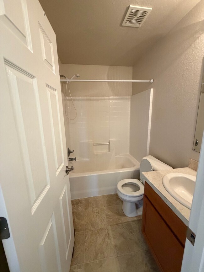 Building Photo - 108 NE Malad Ct