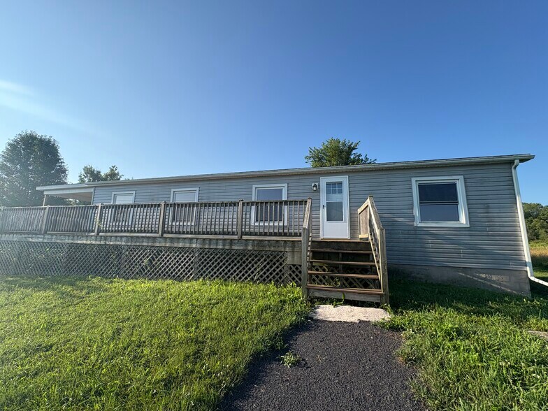 Apt 1 Entrance/Deck - 54 Bald Hill Rd