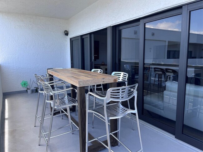 Building Photo - 330 SE 20th Ave