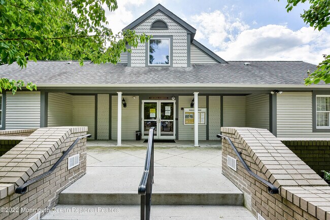 Building Photo - 45 Tulip Ln