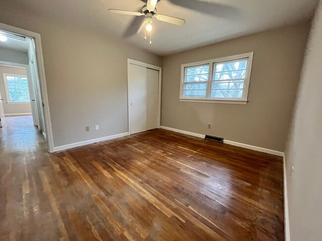 Building Photo - 3 Bedrooms, 1.5 Bathroom - Home in Sherwood Forest!