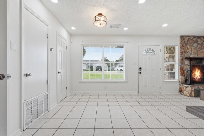 Building Photo - 32 Cascabellas St