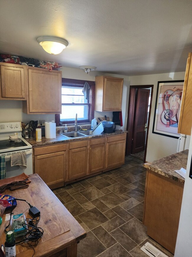 Building Photo - Available August 1st - 3 bedroom/1.5 bath house 1 block off Williamson St