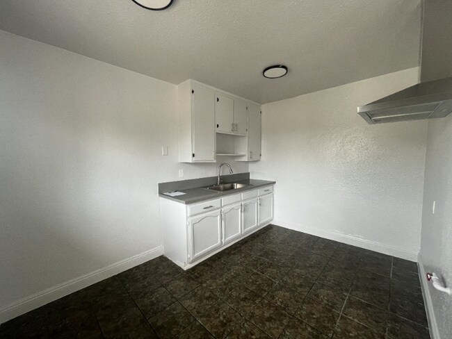 Building Photo - 648 W 92nd St