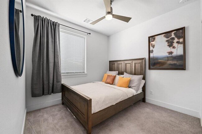 Building Photo - 2050 Lohmans Spur Rd