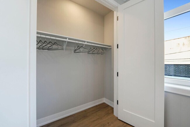 Building Photo - 2344 W Polk St