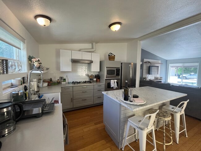 Building Photo - 150 S Golden Dr