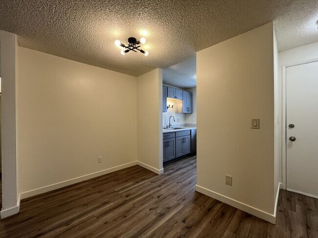 Building Photo - Spacious Corner Apartment with Three Bedrooms, Open Living Space & Modern Kitchen