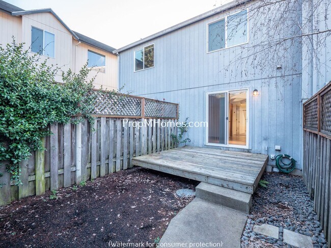 Building Photo - Two Bedroom Townhome In SE Portland w/ Lar...