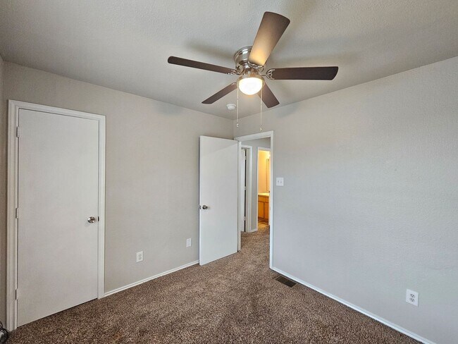 Building Photo - 4601 Hudson Dr