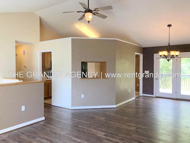 Building Photo - 1811 Meadows Ct