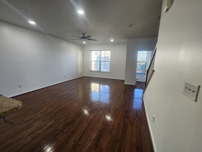 Building Photo - 1233 Parish Ave