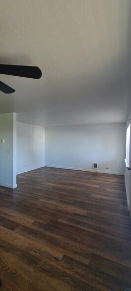 Living room - 442 SW Coast Ave