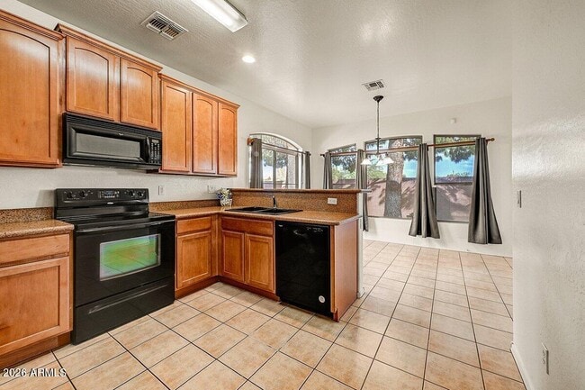 Building Photo - 2600 E Springfield Pl