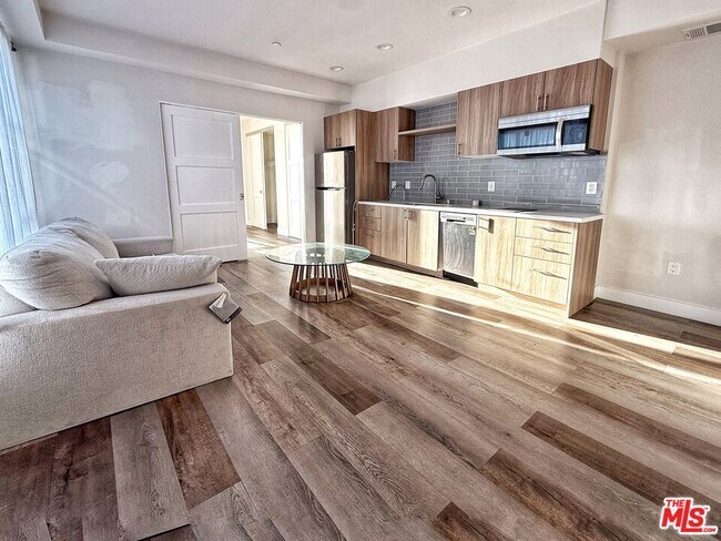 Building Photo - 723 S St Andrews Pl