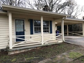 Building Photo - 1015 Eastview Rd NE