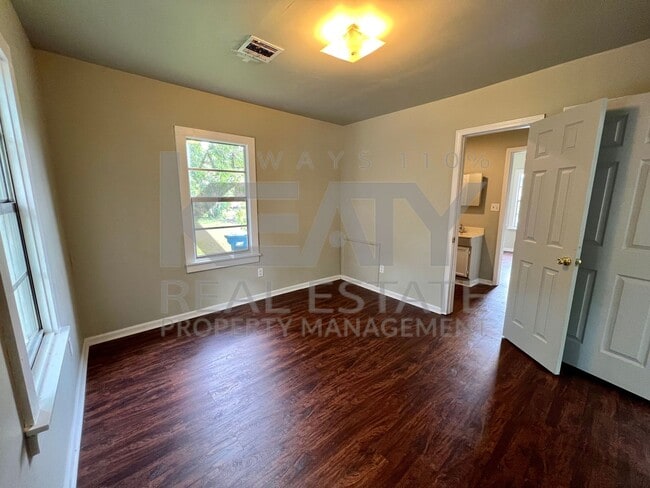 Building Photo - 2 Bedroom Home in Freetown!