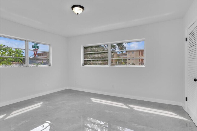 Building Photo - 11930 NE 19th Dr
