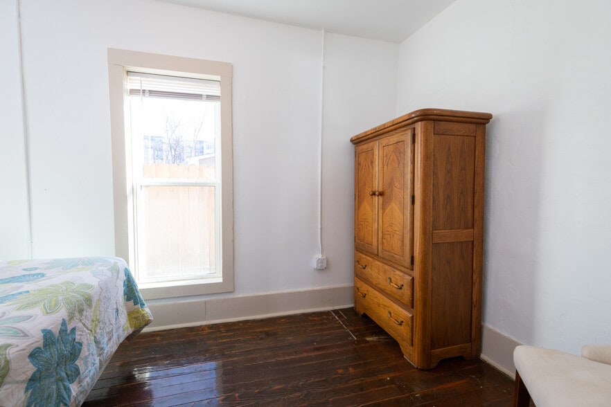 Building Photo - 105 E 2nd St