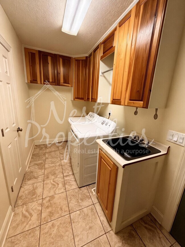 Building Photo - 1429 Adella St
