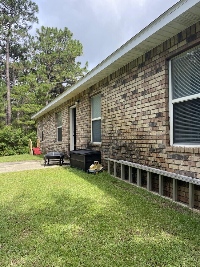 Building Photo - 2360 Crescent Rd