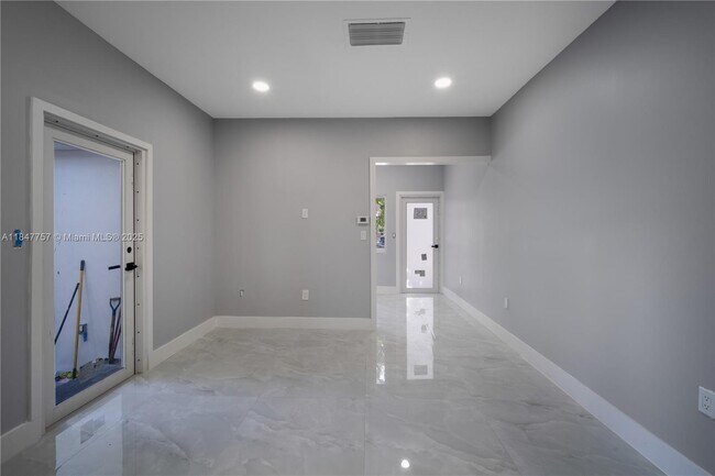Building Photo - 1114 SW 13th Ct