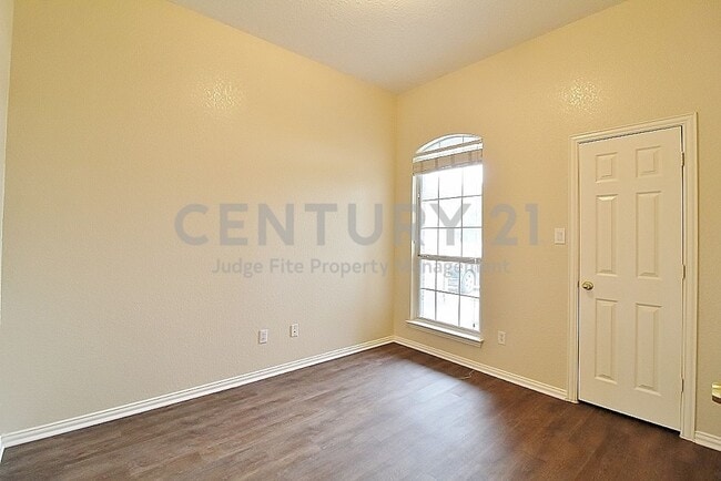 Building Photo - 302 Aspen Ct W