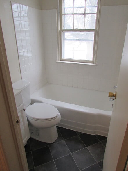 Building Photo - 2276 Hiawatha Park Dr