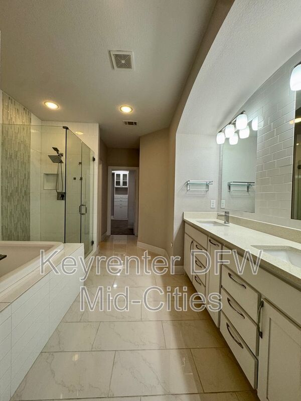 Building Photo - 6726 DeLeon St