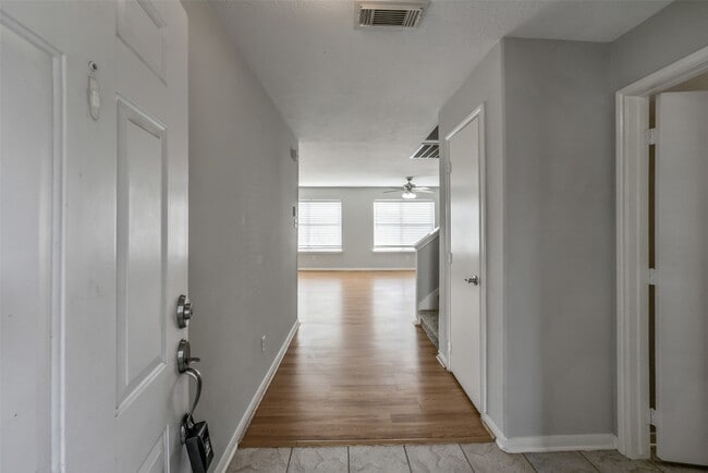 Building Photo - 3231 Stoneydale Ln