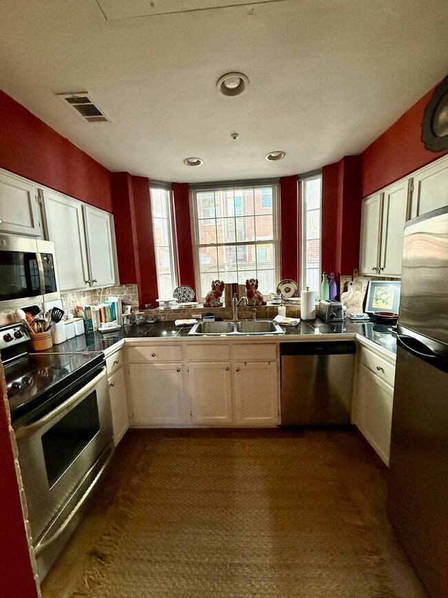 Building Photo - 4424 Holland Ave