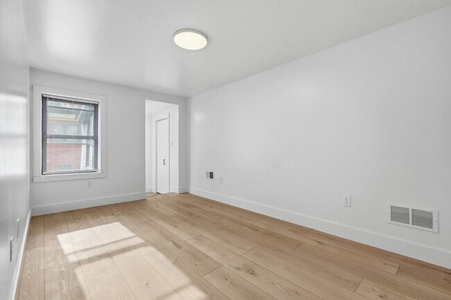 Building Photo - Brand New 3 bed, 2 bath Remodel located in the South Side Flats