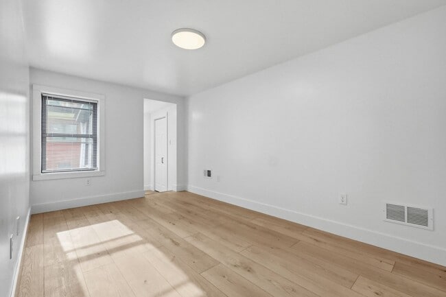 Building Photo - Luxury Rental - South Side Flats