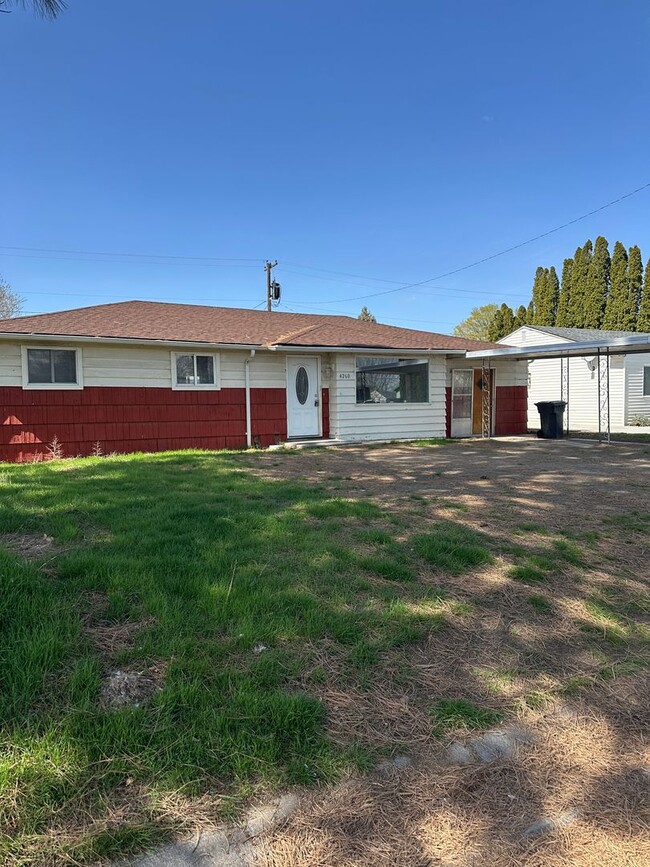 Primary Photo - 3 Bedroom 1.5 Bathroom Home WSG Included! ...