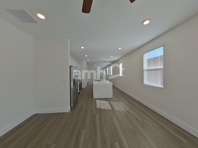 Building Photo - 893 English Primrose St