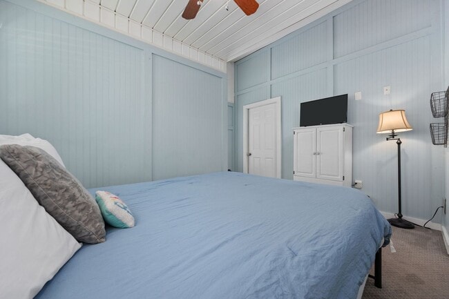 Building Photo - SNOWBIRD RENTAL- 4 blocks 2 Sea & Fire Pit