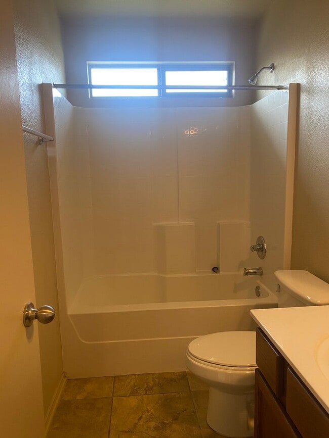 Building Photo - 3 Bedroom Conveniently Located