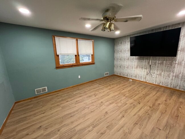 Building Photo - 18 Birk St