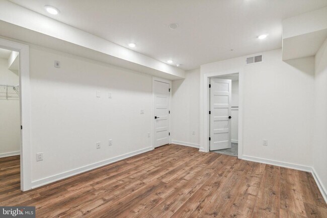 Building Photo - 6211 Woodbine Ave