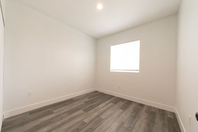 Building Photo - Spacious 4-Bedroom, 3-Bath Home – Modern U...