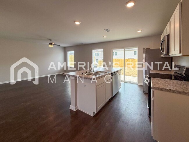 Building Photo - Escape to Lakeside Living in Lincoln! View with 48 Hours Notice!