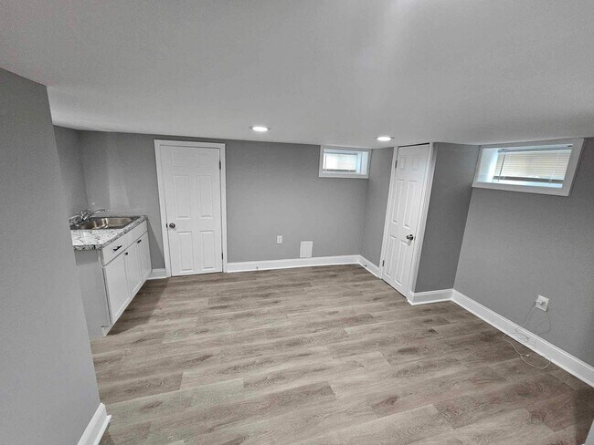 Building Photo - COMING SOON-4 Bedroom Townhouse in Essex