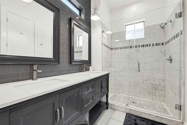 Building Photo - 1107 W 21st St