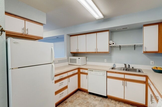 Building Photo - 3 Bedroom, 2.5 Bath Condo in Madrona Heights - Water/Sewer/Garbage included!