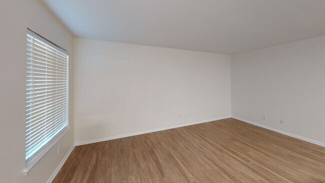 Building Photo - RARE & Beautiful 3 Bed 2 Bath with Tons of...