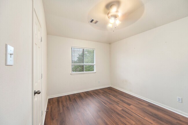 Building Photo - 10003 Lynette Falls Dr