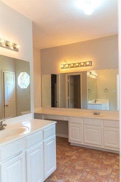 Building Photo - 15411 Seminole Canyon Dr